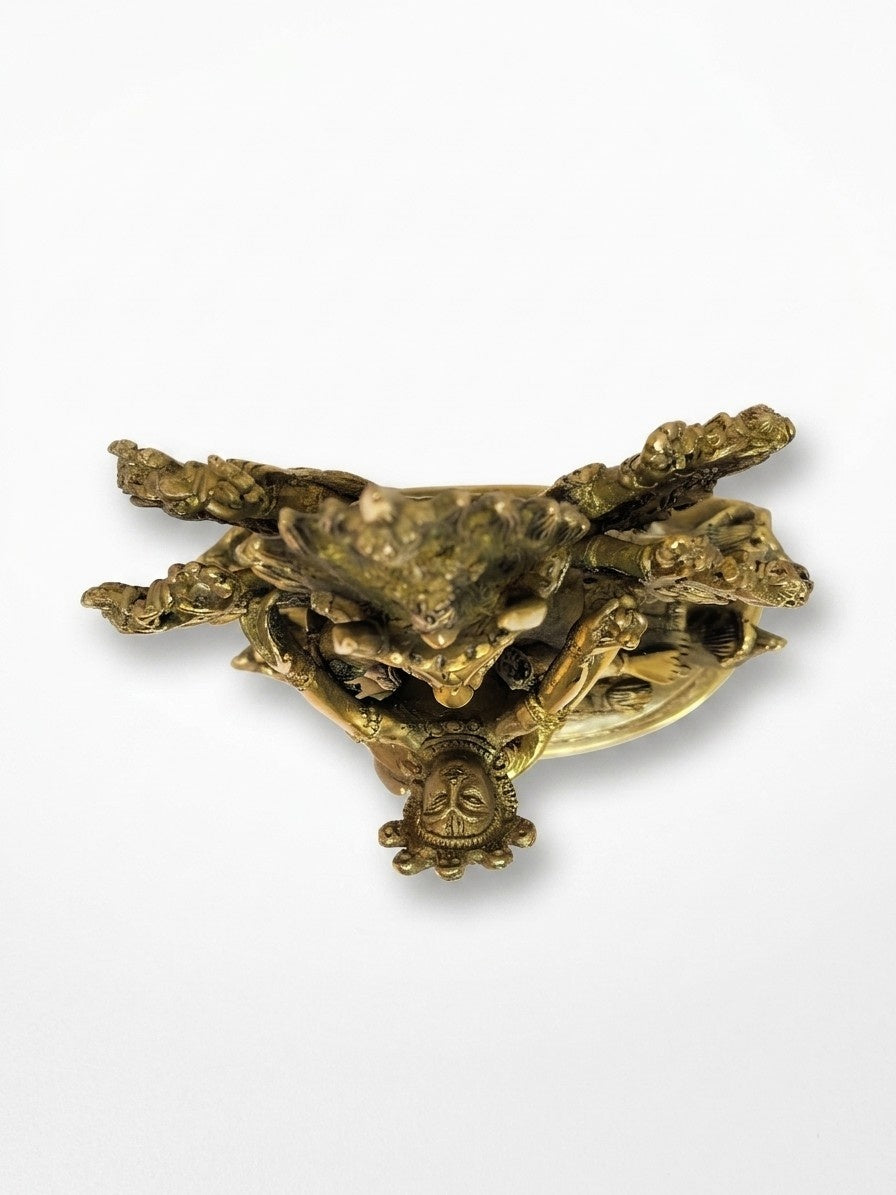 Tibetische Shinjé Shed Yab-Yum Statue aus Messing und Kupfer, Yamantaka und Vajravārāhī in Vereinigung, 18cm